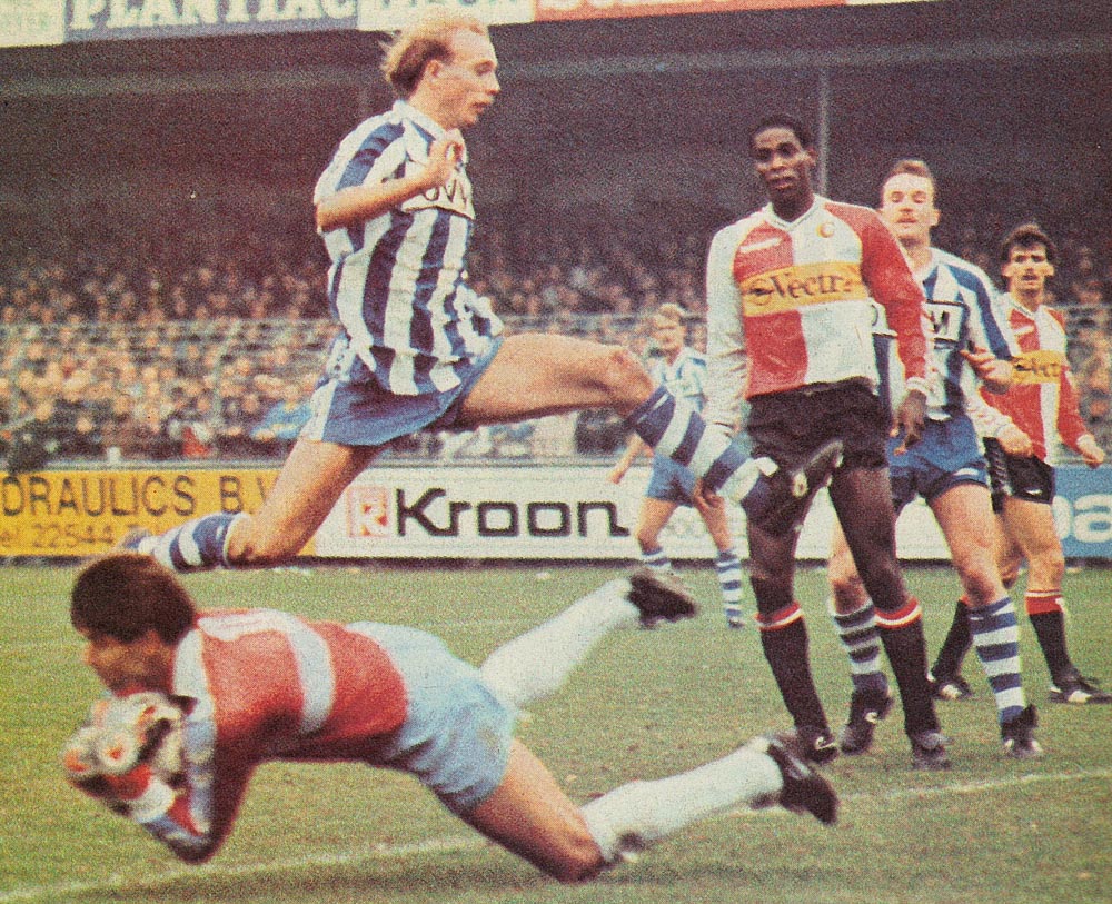 Doelman Joop Hiele onderschept de bal voordat Joop Gall gevaarlijk kan worden