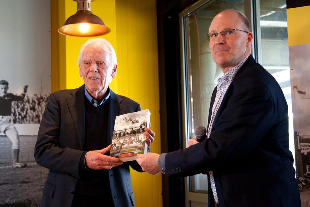 Overhandiging eerste exemplaar aan Leo Beenhakker