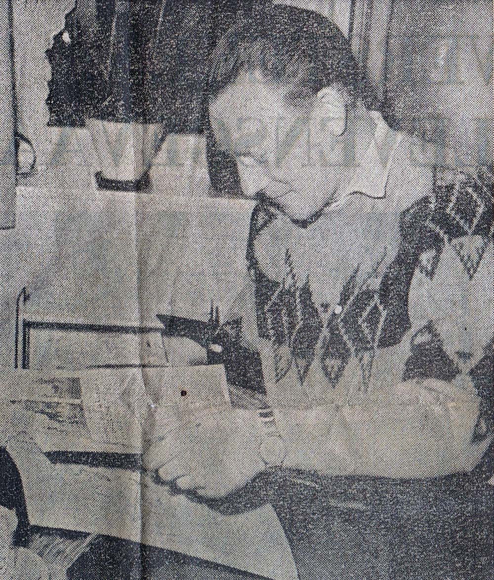 Afinus de Vries met plakboek
