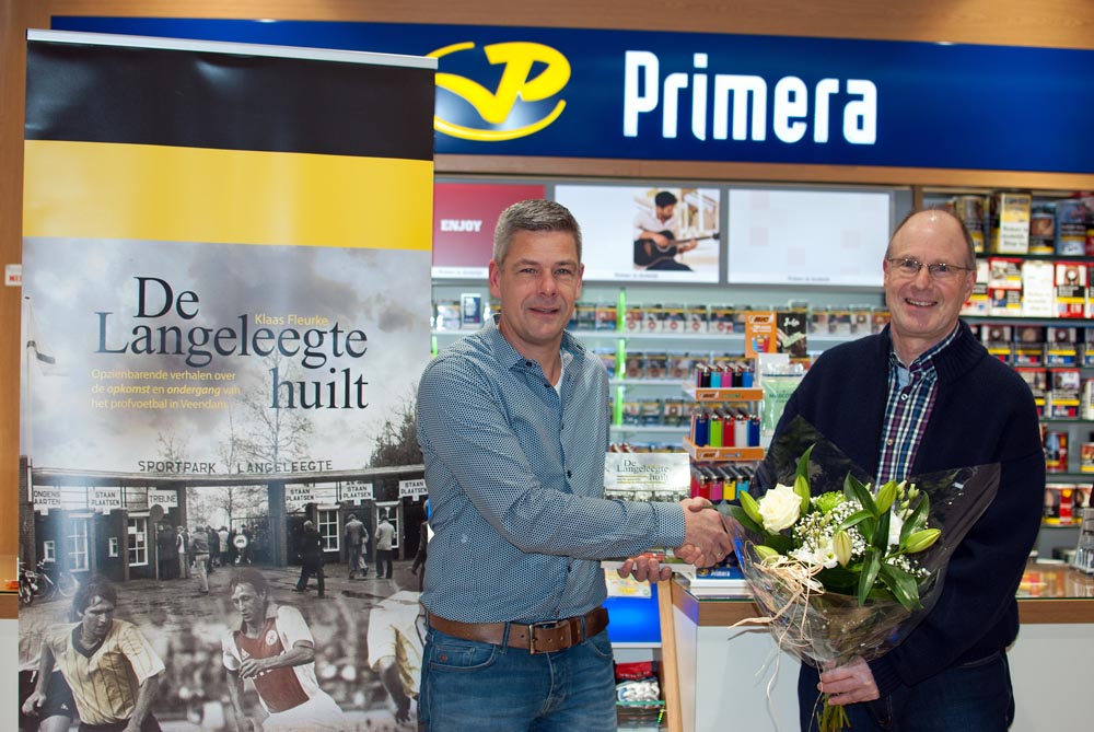 Overhandiging tweede druk aan Jan Hiemstra